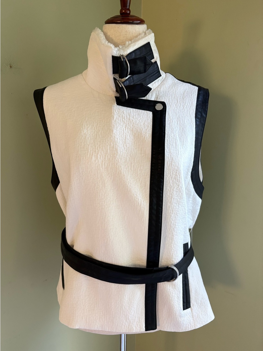 Chico’s Black Label White Textured Vest w/Black Faux LeatherTrim and Belt size 1